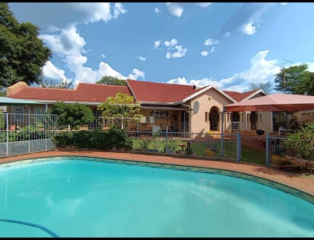 4 BEDROOM HOUSE FOR SALE IN PROTEA PARK